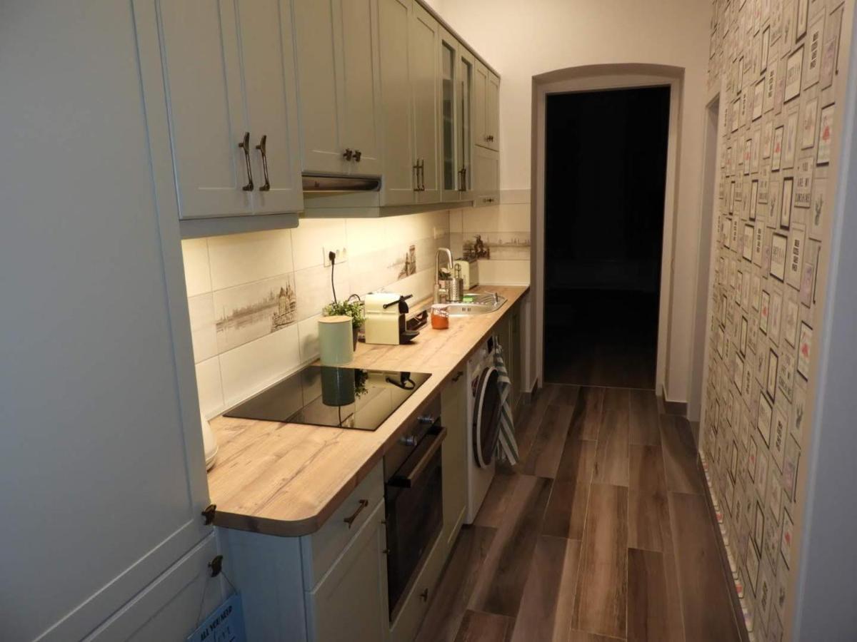 Gizella Apartman Boedapest Buitenkant foto